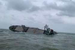 Tàu cá Quảng Ngãi bị tàu lạ đâm chìm trên biển Bình Thuận