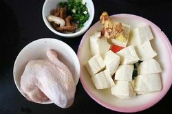 Dùng 1 miếng đùi gà và bìa đậu phụ nấu món canh thơm ngon nức mũi cho cả nhà