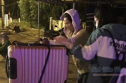 Hình ảnh người mẹ già chuẩn bị đồ đạc cho con gái lên đường nhập học khiến CĐM xúc động