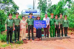 Công an Lâm Đồng tặng nhà, giếng khoan và quà tại xã Gia Bắc