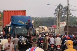 Đồng Nai: Xe container tông gãy lan can cầu, lao xuống suối