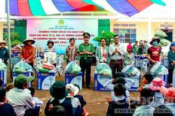 Mang nhiều phần quà ý nghĩa đến xã anh hùng Gia Bắc
