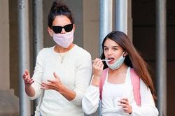 Suri Cruise dạo phố cùng mẹ