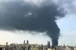 Cột khói đen làm sống lại ký ức vụ nổ kinh hoàng ở Beirut