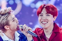J-Hope BTS cùng đàn em quấy rối RM bằng trò cực đỏ mặt