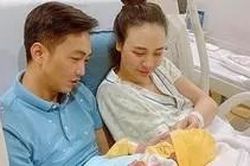 Đàm Thu Trang khoe con cực đáng yêu, Cường Đô la sắm dàn túi tặng 'công chúa'