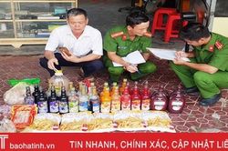 1 tiệm trà sữa ở Cẩm Xuyên sử dụng phẩm màu, khoai tây chiên trôi nổi