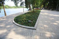 Người đi bộ luồn lách giữa vật liệu thi công vỉa hè Hồ Gươm