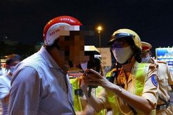 'Bóng hồng' CSGT xử lý nhiều 'ma men' trong đêm