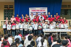 Hơn 300 suất quà trao tặng học sinh Trường THCS xã Điện Quan