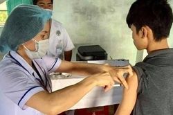 Chờ người dân đi làm rẫy về để vận động tiêm ngừa bạch hầu