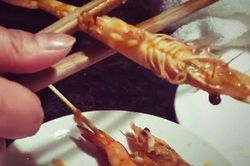 Bóc vỏ tôm chỉ trong tích tắc bằng đũa, mẹo ăn tôm nhà hàng mà ngại bẩn tay dành cho nhiều người