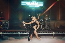Trang phục tôn dáng của NTK Công Trí giúp Miley Cyrus khoe trọn đường cong quyến rũ