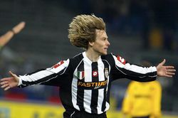 Kỹ thuật sút xa của Nedved