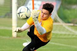Văn Lâm tập phản xạ trước ngày tái xuất ở Thai League