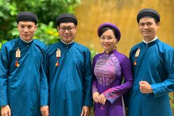 Nhà thiết kế Sĩ Hoàng: 'Chê nam công chức mặc áo dài là kém hiểu biết'