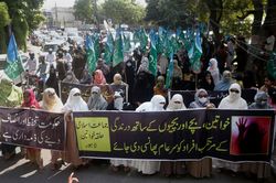 Pakistan rúng động vì vụ bé 5 tuổi bị cưỡng hiếp rồi thiêu sống