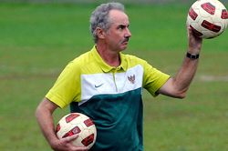 HLV Alfred Riedl: Người giúp bóng đá Việt Nam hết 'xây nhà từ nóc'
