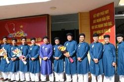 Mặc áo dài nam ở công sở - làm thế nào cho hợp lý?