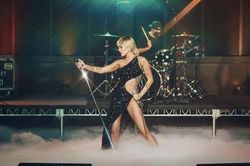 Miley Cyrus sexy quyến rũ bội phần trong mẫu đầm hở mà không phô phang của Công Trí
