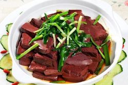 Ăn tiết lợn không đúng cách dù nấu chín vẫn có thể mắc bệnh