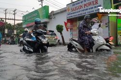 Đường phố Sài Gòn ngập mênh mông sau cơn mưa chiều cuối tuần
