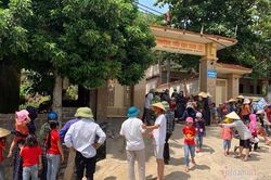Sập tường rào trước cổng trường, học sinh lớp 5 tử vong