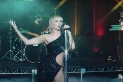 Miley Cyrus diện đầm cắt xẻ táo bạo của Công Trí trong show trực tiếp