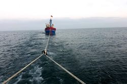Lai dắt tàu cá Bình Định bị nạn ở Trường Sa về đảo Lý Sơn an toàn