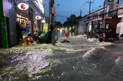 Nhiều tuyến đường ngập sâu sau mưa lớn ở TP Hồ Chí Minh