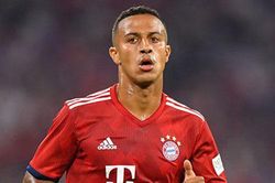 Gary Neville báo trước tương lai u ám của Liverpool nếu không có Thiago