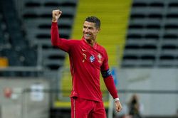 Huyền thoại M.U dự đoán 'tuổi nghề' của Ronaldo