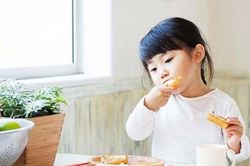 3 kiểu ăn sáng khiến con không thể phát triển chiều cao
