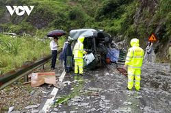 Xe đầu kéo lao vào ta luy dương trên đèo, 2 người tử vong tại chỗ