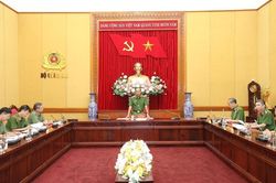 Nâng cao công tác vận động đầu thú và thanh loại đối tượng truy nã