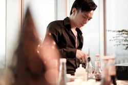 Soobin Hoàng Sơn đích thân phục vụ đồ ăn, pha nước uống cho fan nhân dịp sinh nhật