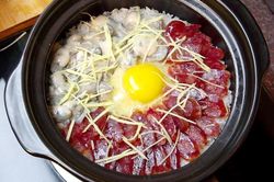 Cách làm cơm niêu trứng lạp xưởng