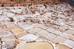 Mỏ muối cổ đại nhìn như ruộng bậc thang ở Peru
