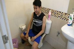 Đang ngồi toilet, bị trăn ngoi lên cắn của quý đến nhập viện