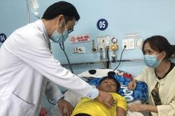 Cảnh báo gia tăng sốt xuất huyết ở TPHCM: Mẹ trẻ thất thần bên con trai sốt nặng