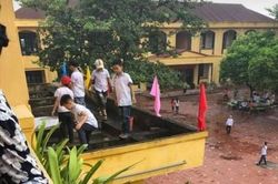 Giáo viên yêu cầu học sinh nhặt rác ở lan can không có rào chắn