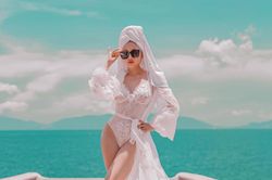 Khoe ảnh chụp táo bạo trên biển, vợ hai Minh Nhựa được dân mạng hết lời khen ngợi: Chẳng kém cạnh 'Nữ hoàng nội y'!