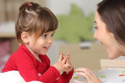 Giúp trẻ nhút nhát trở thành 'diễn giả' tự tin