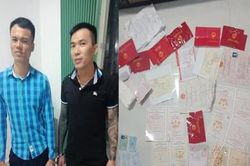 Bắt 2 đối tượng làm giả sổ hồng và nhiều loại giấy tờ, có cả tem chống giả