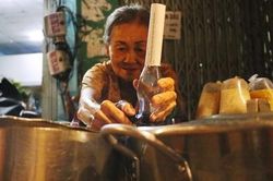 'Quán' chè đèn dầu gần nửa thế kỷ giữa lòng thành phố Sài Gòn
