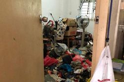 Cụ ông 81 tuổi sống trong căn hộ ngập rác