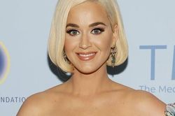 Katy Perry lần đầu xuống phố sau khi sinh