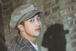 ARMY cẩn thận, RM BTS biết rõ chuyện meme về anh và đã lên tiếng