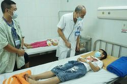 20 học sinh tiểu học ở TP HCM nhập viện do nghi ngộ độc thức ăn tại trường