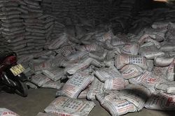 Hàng trăm bao phân đổ sập, đè chết 2 công nhân ở Bình Dương